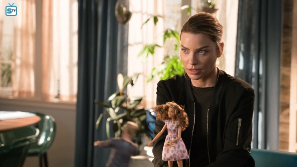 Chloe (Lauren German) joue à la poupée