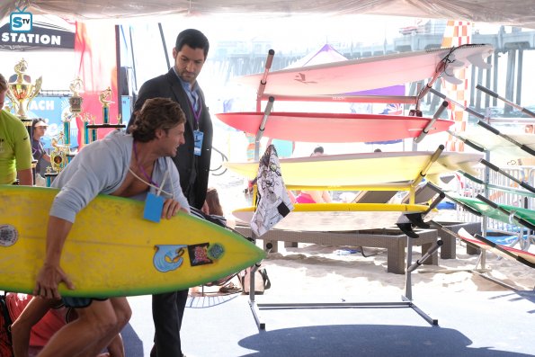 Lucifer (Tom Ellis) discute avec un surfeur