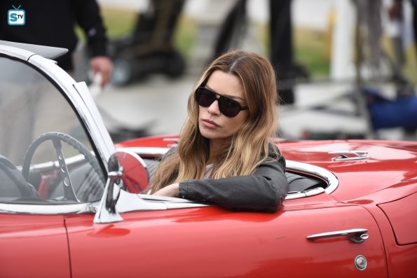 Chloe (Lauren German) dans une voiture rouge