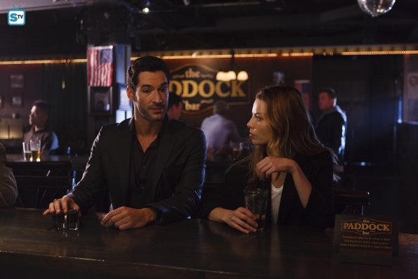 Lucifer (Tom Ellis) & Chloe (Lauren German) au bar