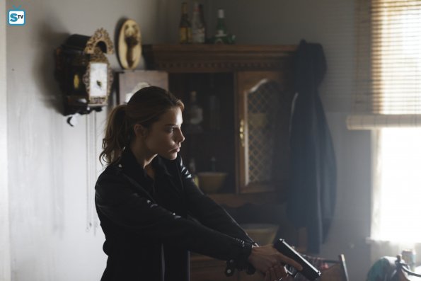 Chloe (Lauren German) dans la maison d'un suspect