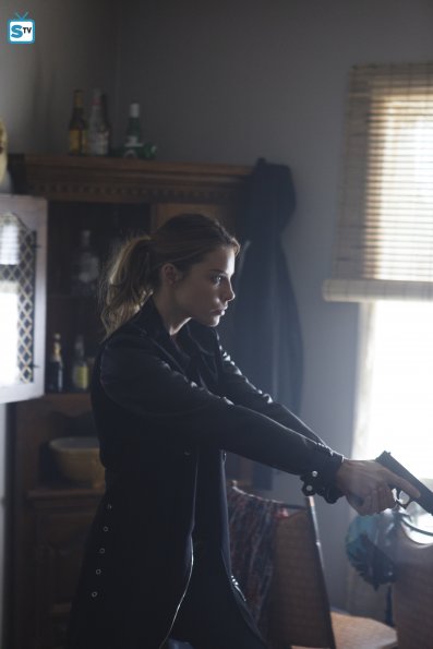 Chloe (Lauren German) dans la maison d'un suspect