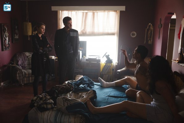 Lucifer (Tom Ellis) & Chloe (Lauren German) interrogent un suspect