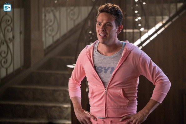 Dan (Kevin Alejandro) en pyjama rose