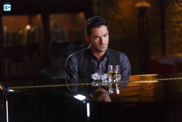 Lucifer (Tom Ellis) joue du piano